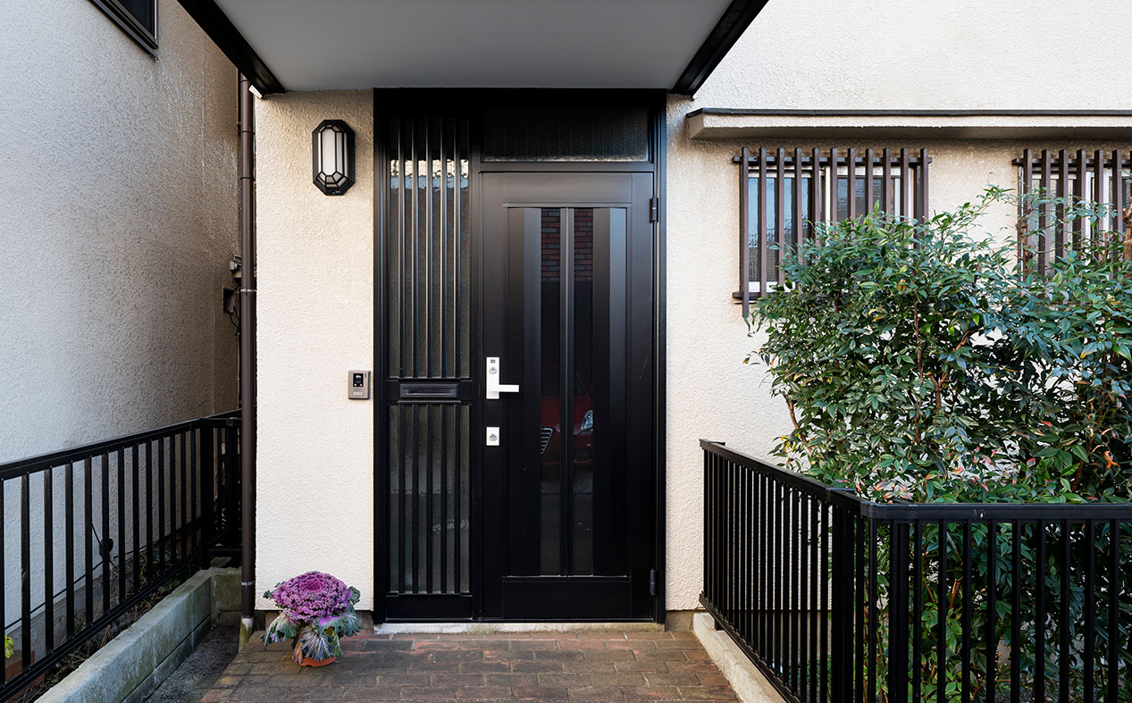 Metal coating for metallic doors